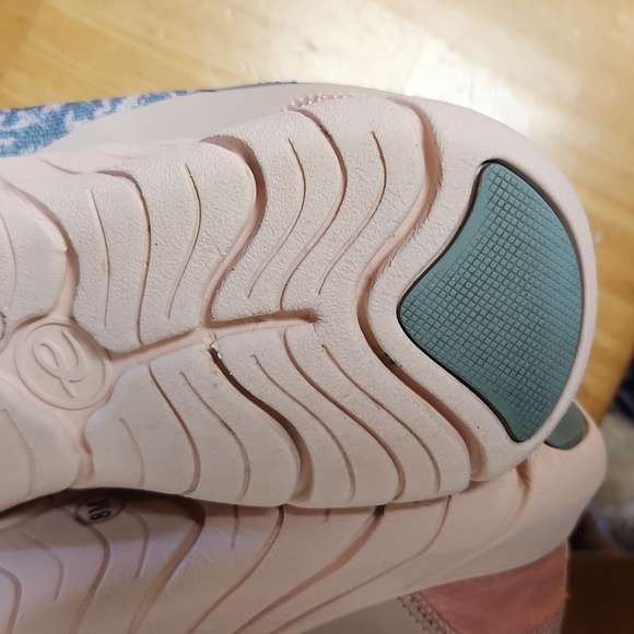 Easy Spirit x Denise Austin Flower Sneakers - Picture 7 of 9